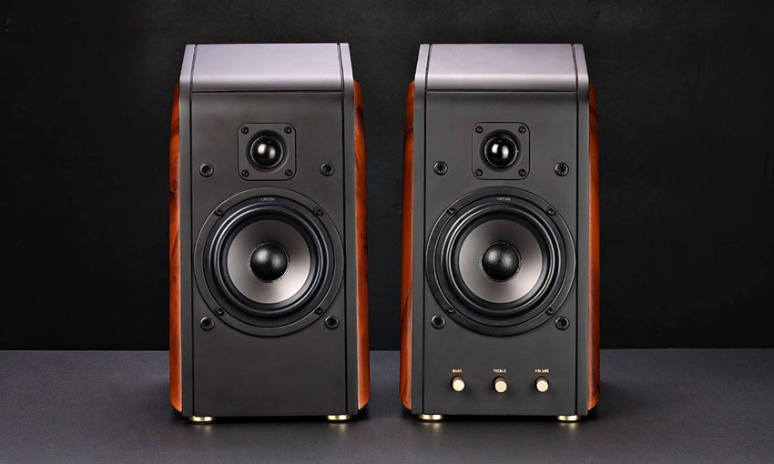 ���I����